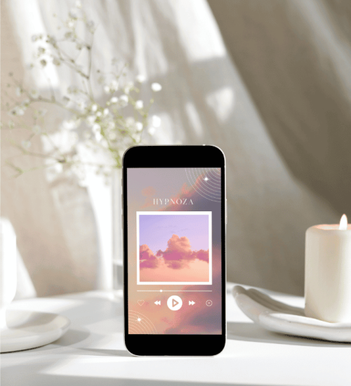 Hypnoza mockups 1 Telefon postavený na stole zobrazuje přehrávání audio nahrávky